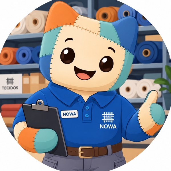 Nowa, o assistente de estoque: um boneco de retalhos de tecido sorridente, com camisa polo azul, prancheta e polegar para cima